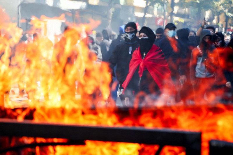 Aksi protes anti-pemerintah oleh para pelajar di Tirana, Albania, Sabtu (17/10/2026). (REUTERS/Louisa Gouliamaki)
