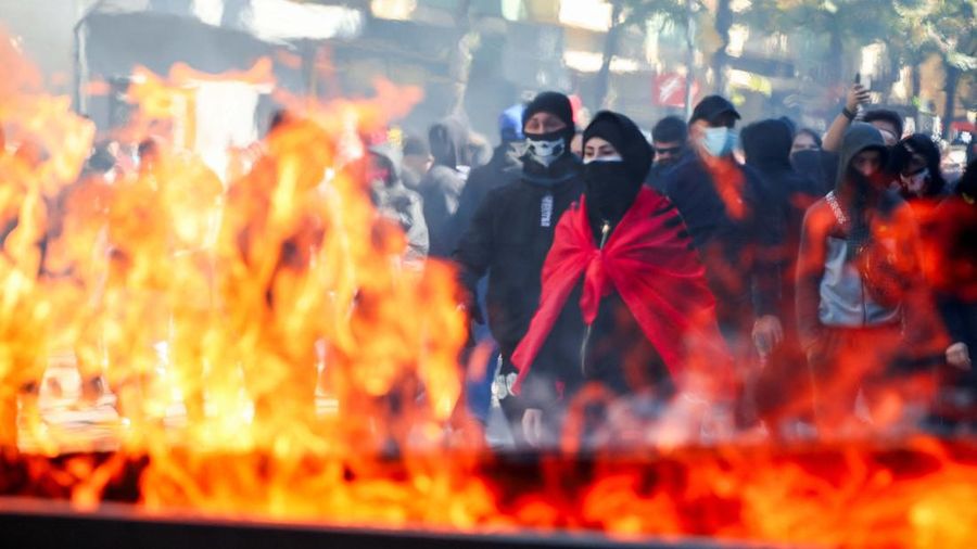Aksi protes anti-pemerintah oleh para pelajar di Tirana, Albania, Sabtu (17/10/2026). (REUTERS/Florion Goga)