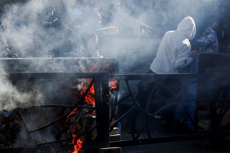 Aksi protes anti-pemerintah oleh para pelajar di Tirana, Albania, Sabtu (17/10/2026). (REUTERS/Louisa Gouliamaki)