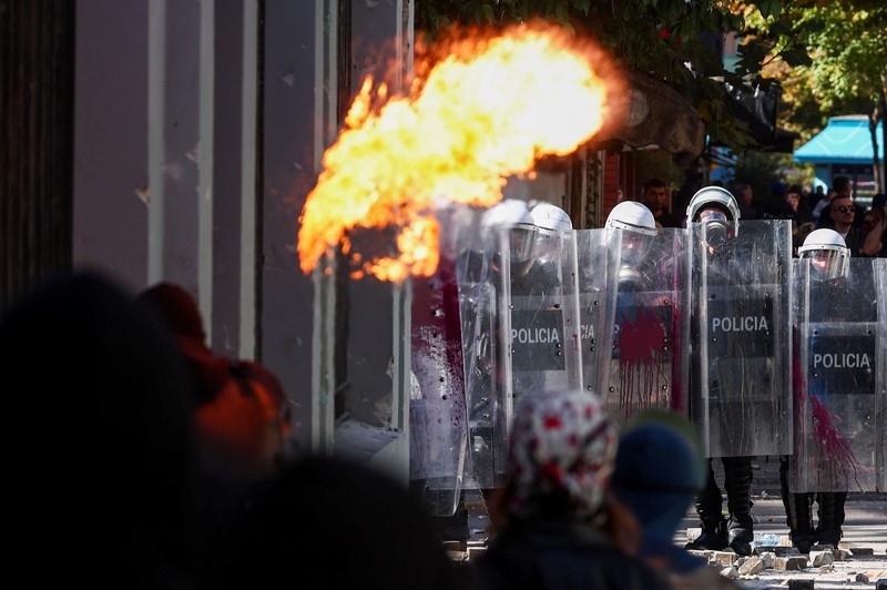 Aksi protes anti-pemerintah oleh para pelajar di Tirana, Albania, Sabtu (17/10/2026). (REUTERS/Louisa Gouliamaki)