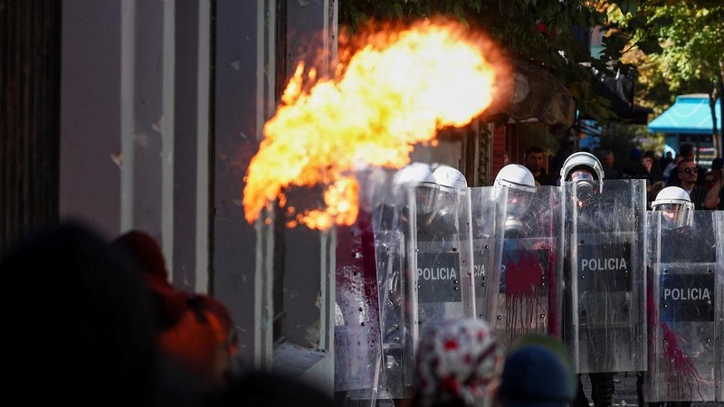 Aksi protes anti-pemerintah oleh para pelajar di Tirana, Albania, Sabtu (17/10/2026). (REUTERS/Florion Goga)