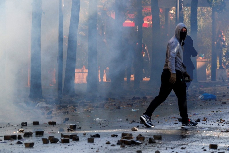 Aksi protes anti-pemerintah oleh para pelajar di Tirana, Albania, Sabtu (17/10/2026). (REUTERS/Louisa Gouliamaki)