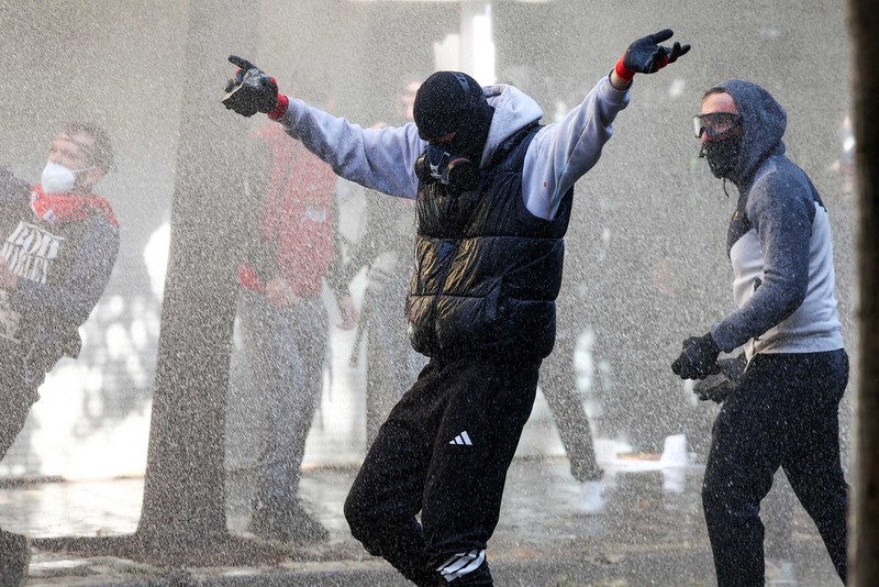 Aksi protes anti-pemerintah oleh para pelajar di Tirana, Albania, Sabtu (17/10/2026). (REUTERS/Louisa Gouliamaki)