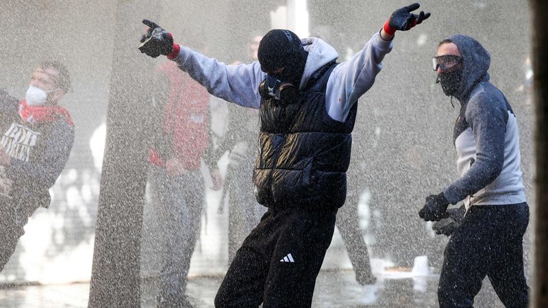 Aksi protes anti-pemerintah oleh para pelajar di Tirana, Albania, Sabtu (17/10/2026). (REUTERS/Florion Goga)