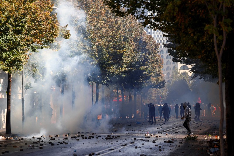 Aksi protes anti-pemerintah oleh para pelajar di Tirana, Albania, Sabtu (17/10/2026). (REUTERS/Louisa Gouliamaki)