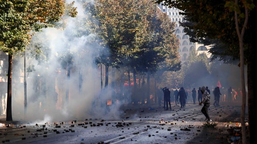 Aksi protes anti-pemerintah oleh para pelajar di Tirana, Albania, Sabtu (17/10/2026). (REUTERS/Florion Goga)