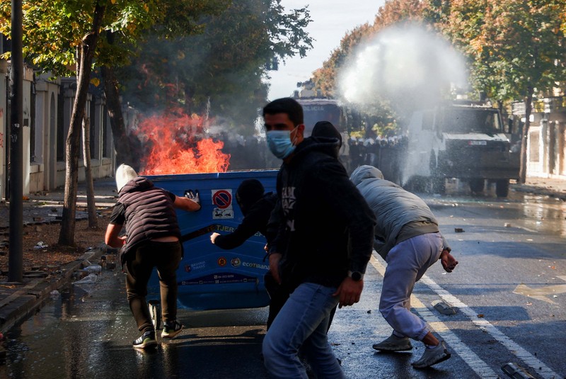 Aksi protes anti-pemerintah oleh para pelajar di Tirana, Albania, Sabtu (17/10/2026). (REUTERS/Louisa Gouliamaki)