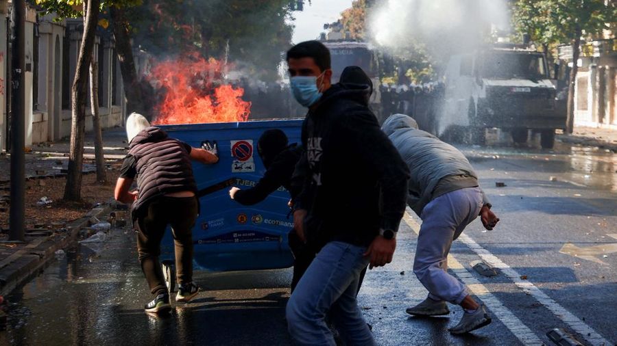 Aksi protes anti-pemerintah oleh para pelajar di Tirana, Albania, Sabtu (17/10/2026). (REUTERS/Florion Goga)