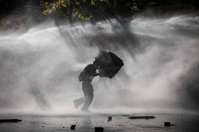 Aksi protes anti-pemerintah oleh para pelajar di Tirana, Albania, Sabtu (17/10/2026). (REUTERS/Louisa Gouliamaki)