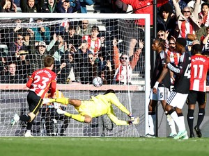 Ada Kartu Merah, Brentford Ungguli Liverpool 1-0