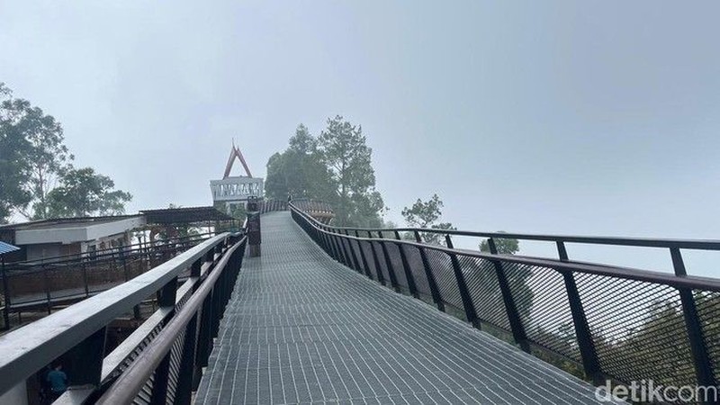 Kabut asap karhutla selimuti kawasan Danau Toba, Sumatra Utara. (Dok. Warga via detikcom)