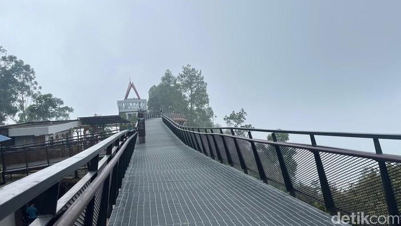 Kabut asap karhutla selimuti kawasan Danau Toba, Sumatra Utara. (Dok. Finta Rahyuni/detikSumut)