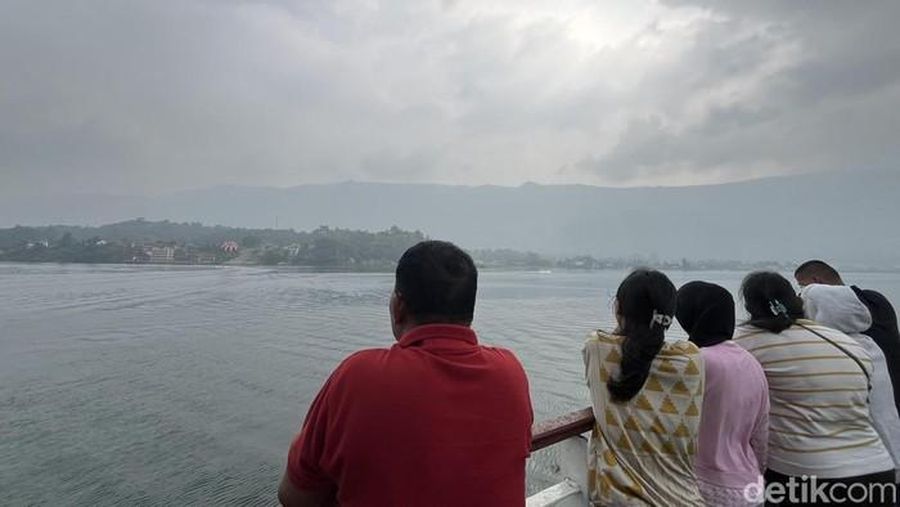 Kabut asap karhutla selimuti kawasan Danau Toba, Sumatra Utara. (Dok. Finta Rahyuni/detikSumut) Kabut asap karhutla selimuti kawasan Danau Toba, Sumatra Utara. (Dok. Finta Rahyuni/detikSumut)