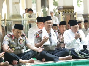 Kapolri Sambangi Ponpes Tebuireng dan Ziarah ke Makam Gus Dur