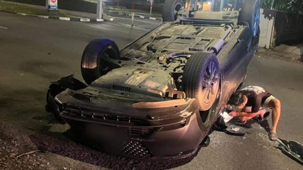 Sopir Ngantuk, HR-V Kecelakaan di Bogor hingga Terbalik Usai Tabrak Tiang — NadiKabar.com