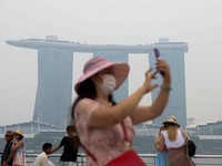 Pakai Masker, Wisatawan Kecewa Singapura Diselimuti Asap Karhutla RI