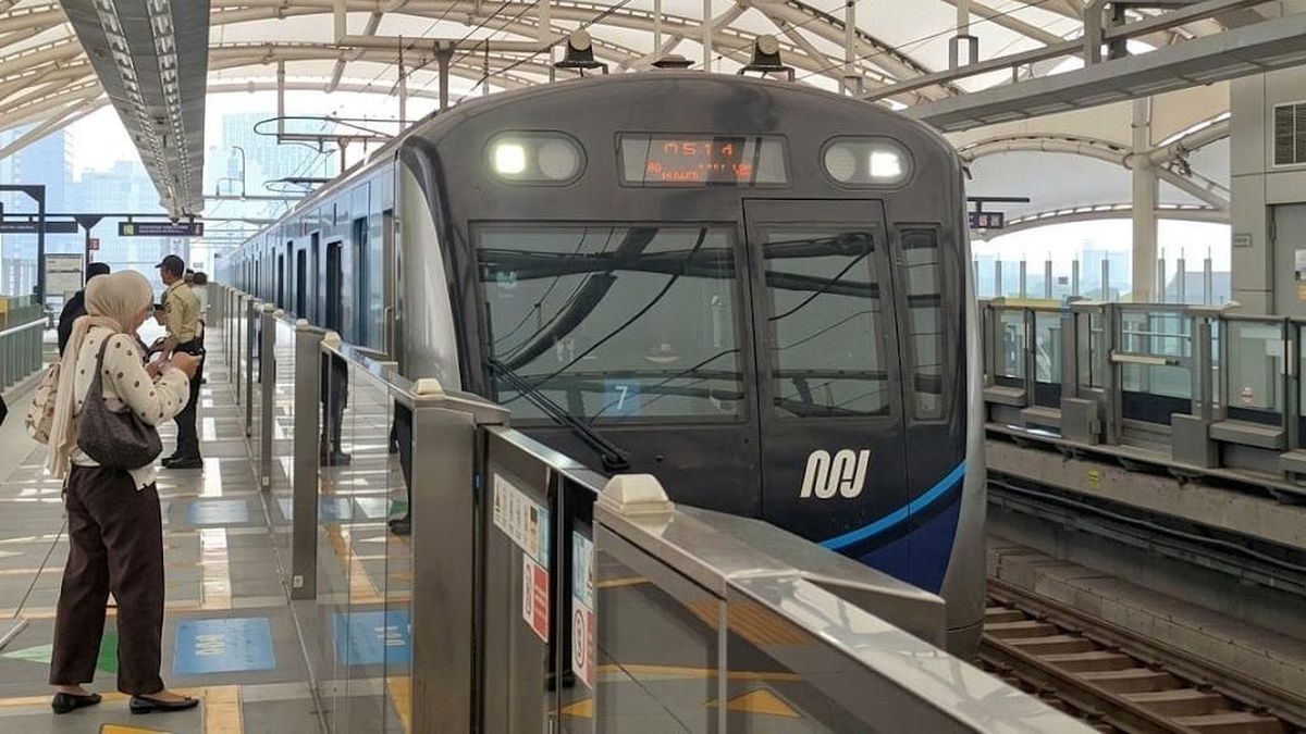 Menyusuri Hiruk Pikuk Jakarta, Cerita Para Perempuan di MRT — NadiKabar.com
