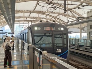 Menyusuri Hiruk Pikuk Jakarta, Cerita Para Perempuan di MRT