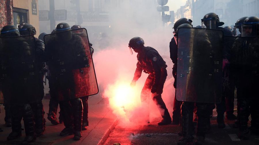 Protes nasional menentang tingginya biaya hidup di Paris, Prancis, Sabtu (17/10/2026). (REUTERS/Abdul Saboor)