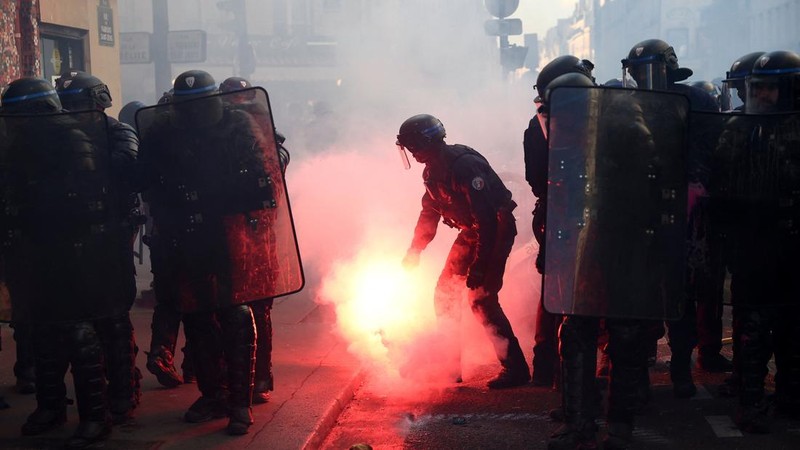 Protes nasional menentang tingginya biaya hidup di Paris, Prancis, Sabtu (17/10/2026). (REUTERS/Abdul Saboor)