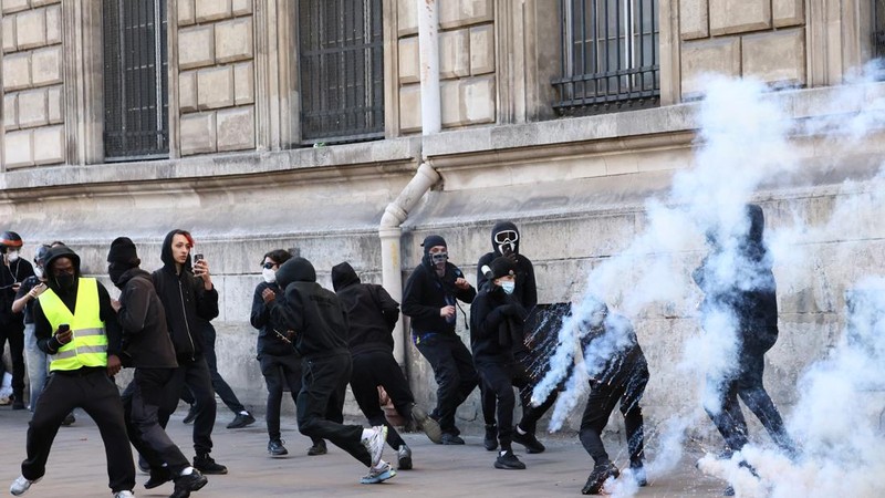 Protes nasional menentang tingginya biaya hidup di Paris, Prancis, Sabtu (17/10/2026). (REUTERS/Jack Taylor)