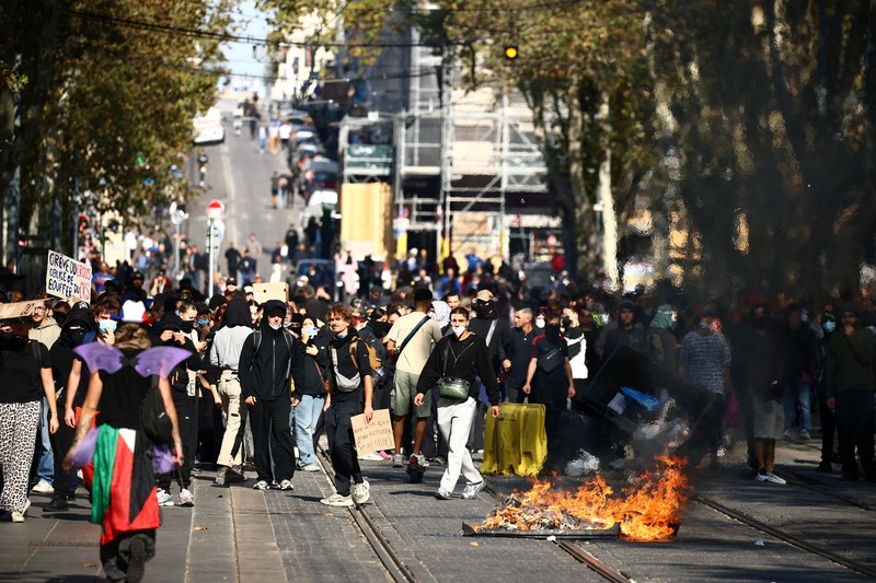 Protes nasional menentang tingginya biaya hidup di Paris, Prancis, Sabtu (17/10/2026). (REUTERS/Manon Cruz)