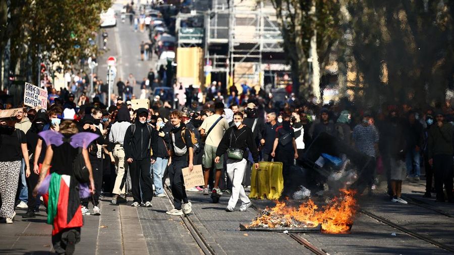Protes nasional menentang tingginya biaya hidup di Paris, Prancis, Sabtu (17/10/2026). (REUTERS/Manon Cruz)