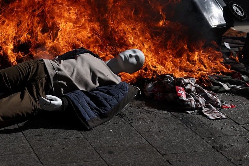 Protes nasional menentang tingginya biaya hidup di Paris, Prancis, Sabtu (17/10/2026). (REUTERS/Manon Cruz)