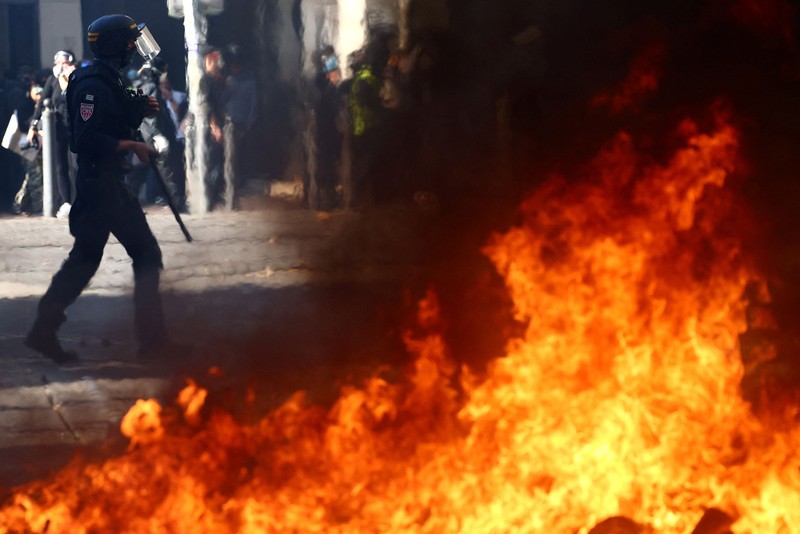 Protes nasional menentang tingginya biaya hidup di Paris, Prancis, Sabtu (17/10/2026). (REUTERS/Manon Cruz)