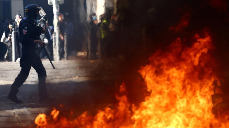 Protes nasional menentang tingginya biaya hidup di Paris, Prancis, Sabtu (17/10/2026). (REUTERS/Manon Cruz)