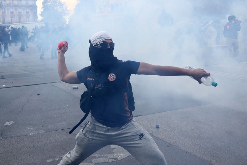 Protes nasional menentang tingginya biaya hidup di Paris, Prancis, Sabtu (17/10/2026). (REUTERS/Manon Cruz)