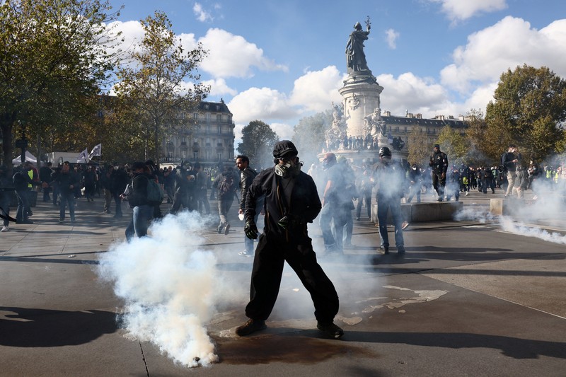 Protes nasional menentang tingginya biaya hidup di Paris, Prancis, Sabtu (17/10/2026). (REUTERS/Manon Cruz)