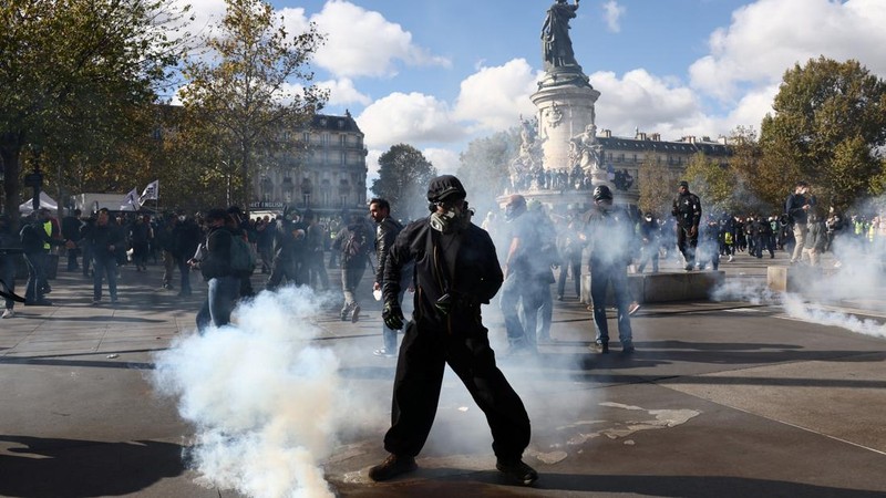 Protes nasional menentang tingginya biaya hidup di Paris, Prancis, Sabtu (17/10/2026). (REUTERS/Manon Cruz)