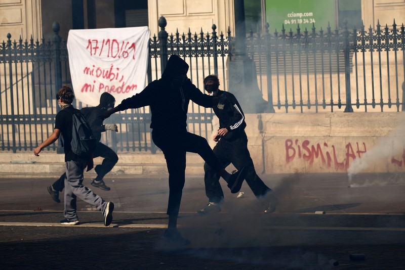 Protes nasional menentang tingginya biaya hidup di Paris, Prancis, Sabtu (17/10/2026). (REUTERS/Manon Cruz)