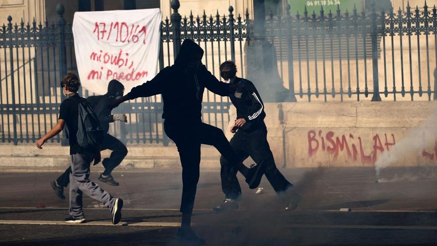 Protes nasional menentang tingginya biaya hidup di Paris, Prancis, Sabtu (17/10/2026). (REUTERS/Manon Cruz)