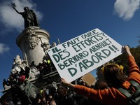 Protes nasional menentang tingginya biaya hidup di Paris, Prancis, Sabtu (17/10/2026). (REUTERS/Stephanie Lecocq)