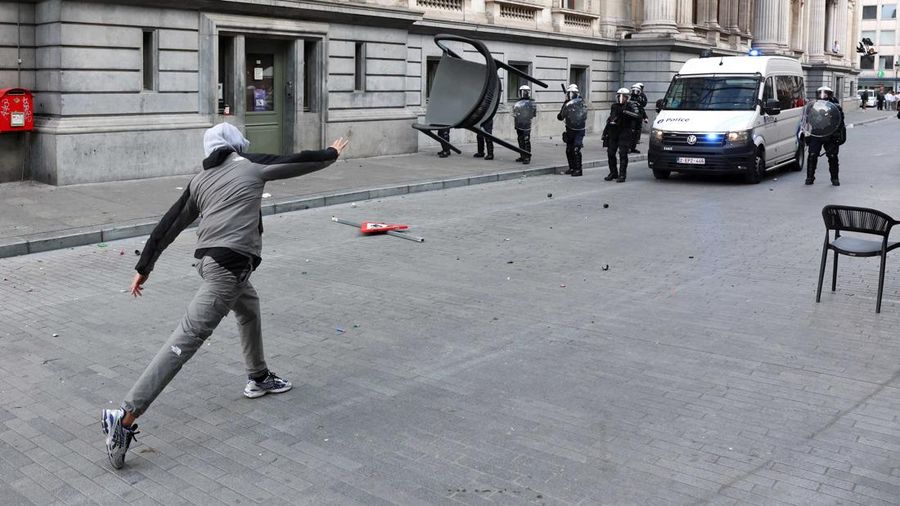 Rusuh saat protes mahasiswa di Brussel, Belgia, Sabtu (17/10/2026). (REUTERS/Yves Herman)