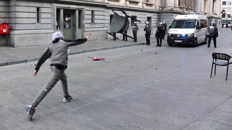 Rusuh saat protes mahasiswa di Brussel, Belgia, Sabtu (17/10/2026). (REUTERS/Yves Herman)