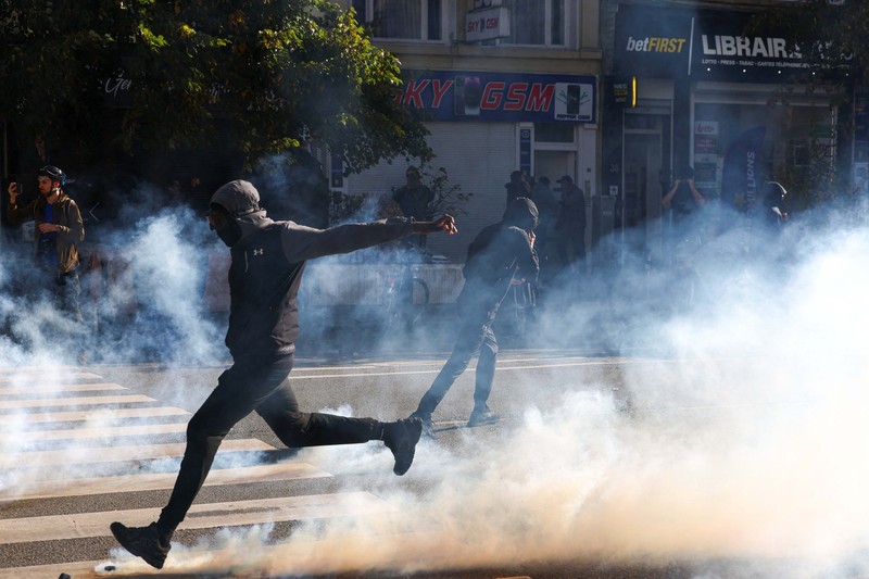 Rusuh saat protes mahasiswa di Brussel, Belgia, Sabtu (17/10/2026). (REUTERS/Yves Herman)