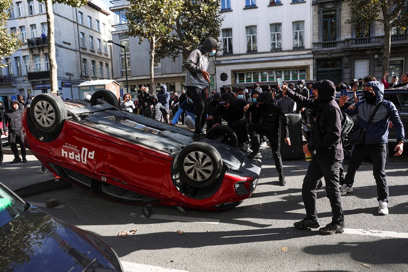 Rusuh saat protes mahasiswa di Brussel, Belgia, Sabtu (17/10/2026). (REUTERS/Yves Herman)