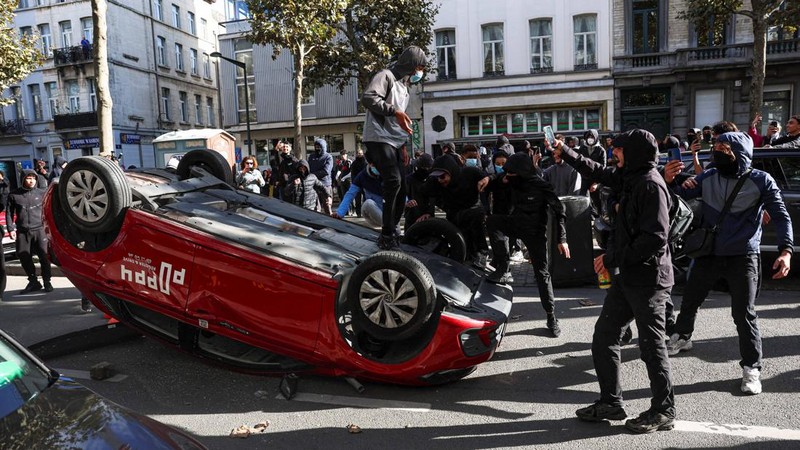 Rusuh saat protes mahasiswa di Brussel, Belgia, Sabtu (17/10/2026). (REUTERS/Yves Herman)