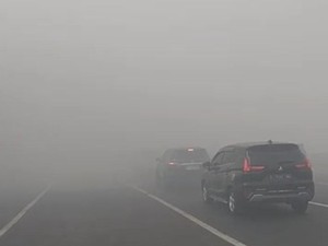 Video: Asap Kebakaran TPA Ganggu Jarak Pandang di Tol Bakter
