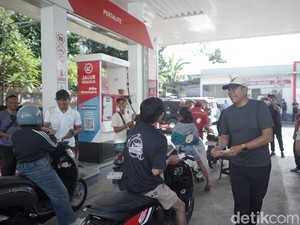 Pantau Antrean BBM, Bupati Karangasem Bagi-bagi Kupon Pertalite