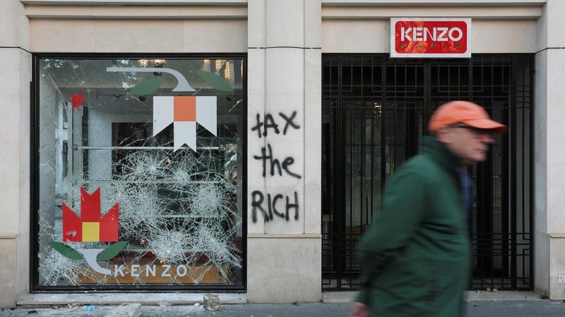 Dampak bentrokan selama hari protes nasional menentang biaya hidup dan kenaikan harga bahan bakar di Prancus, Minggu (18/10/2026). (REUTERS/Stephanie Lecocq)