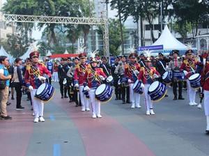 Drum Band SMA KTB Meriahkan Sosialisasi SPMB di CFD Bundaran HI