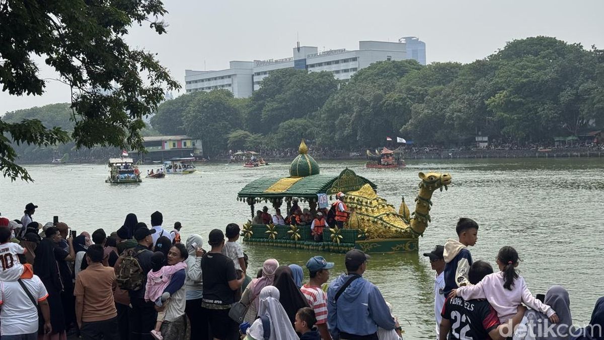 Ilustrasi berita Nasional: Meriahnya Pawai Perahu Hias dari Botol Plastik Bekas di Danau Sunter Jakut