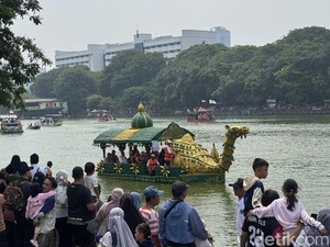Meriahnya Pawai Perahu Hias dari Botol Plastik Bekas di Danau Sunter Jakut