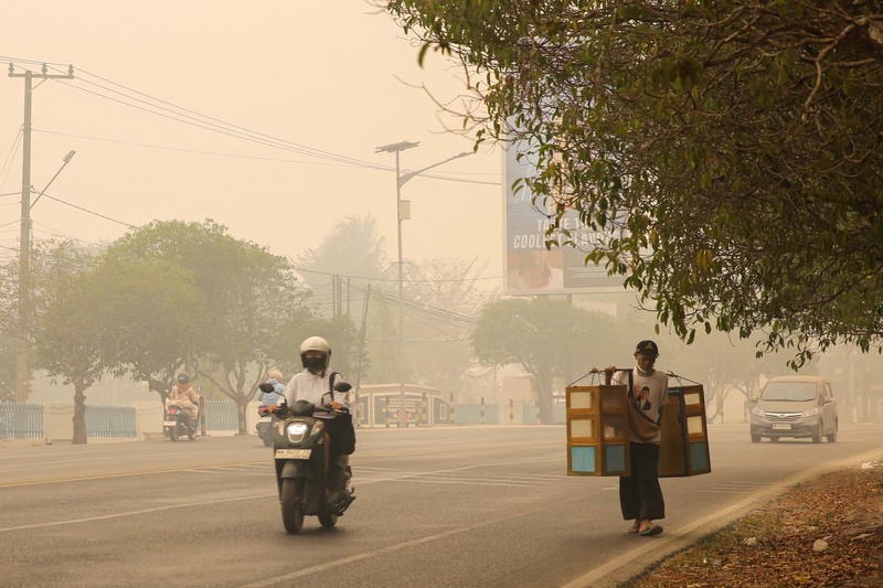 Kabut asap akibat kebakaran hutan menyelimuti Palangka Raya, Kalimatan Tengah, Minggu (18/10/2026). (REUTERS/Arief Rahman Septian Prathama)