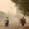 Kabut asap akibat kebakaran hutan menyelimuti Palangka Raya, Kalimatan Tengah, Minggu (18/10/2026). (REUTERS/Arief Rahman Septian Prathama)
