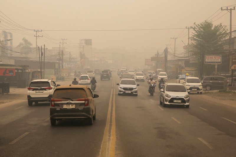 Kabut asap akibat kebakaran hutan menyelimuti Palangka Raya, Kalimatan Tengah, Minggu (18/10/2026). (REUTERS/Arief Rahman Septian Prathama)